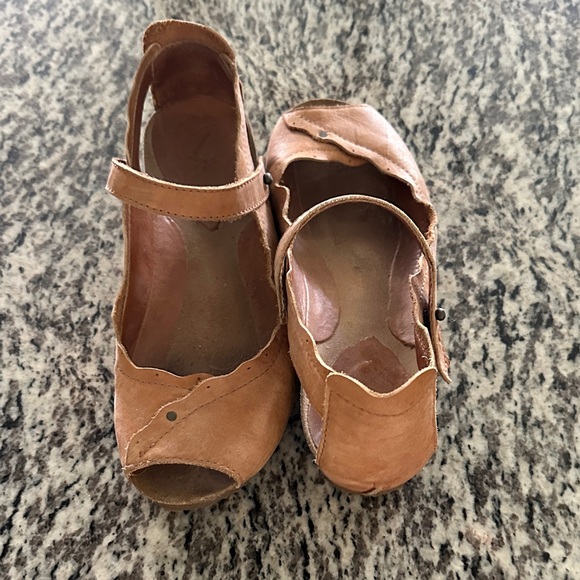 Tan Leather Flats with Ankle Strap and Open Toe - Picture 1 of 2